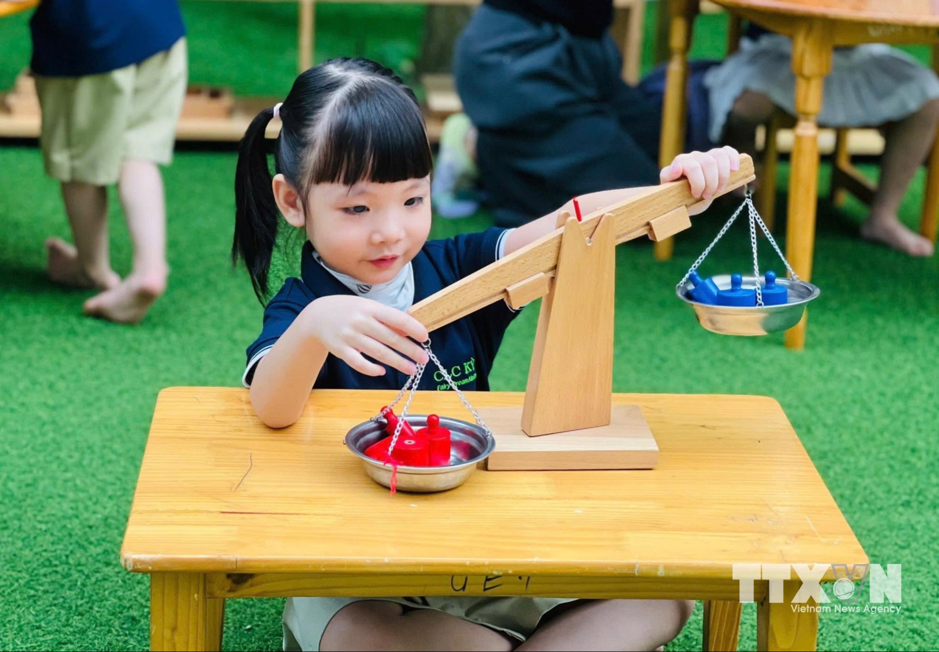 Thông qua hoạt động STEM, trẻ được kết nối kiến thức với cuộc sống thực, phát triển tư duy sáng tạo và kĩ năng giải quyết vấn đề. (Ảnh: Thu Hoài/TTXVN)
